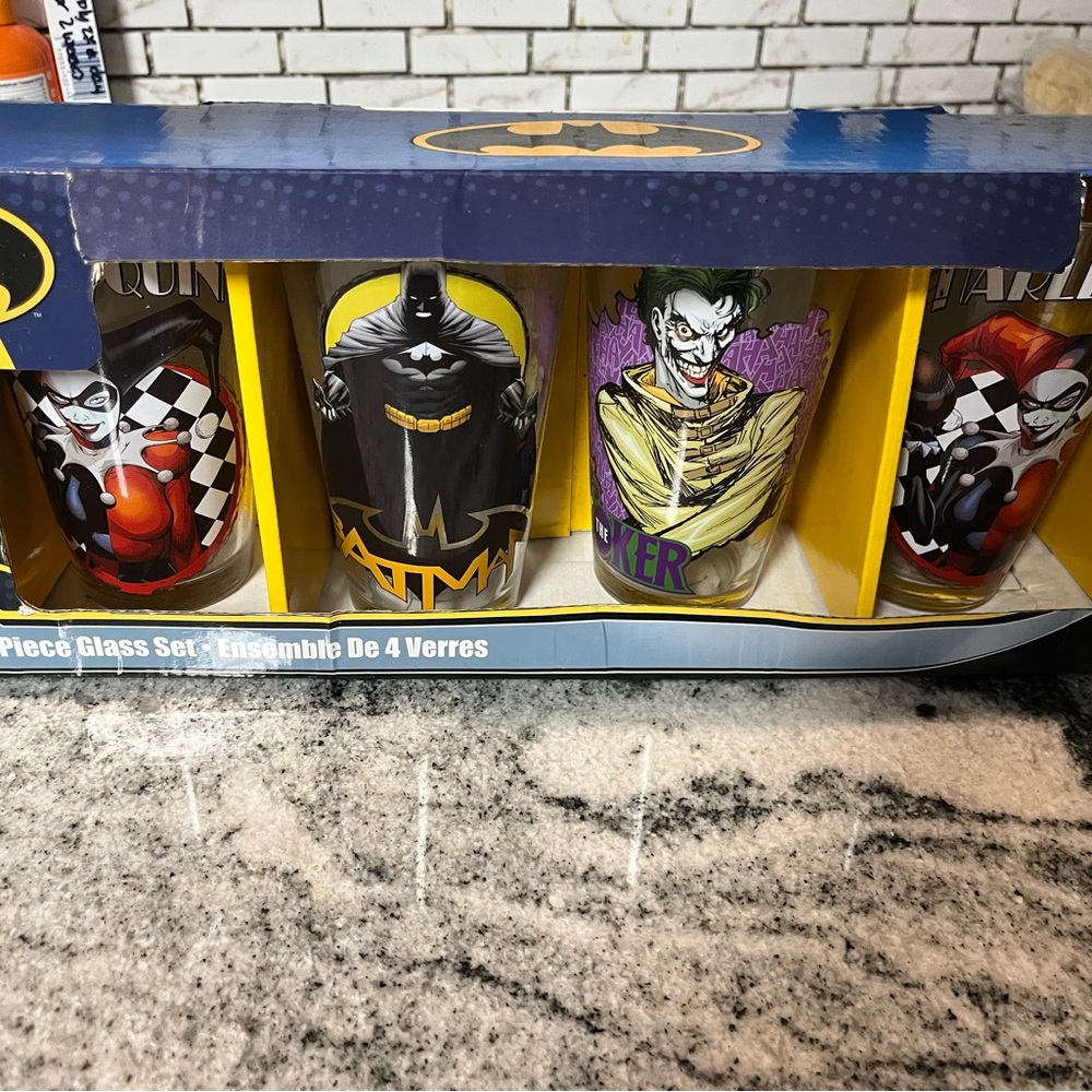 DC Comics 4 /16 oz Glass Set By Zak, BATMAN, HARLEY QUINN, JOKER, BATWOMAN, NIB